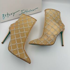 NIB Betsey Johnson Larkk Embellished Mesh Stiletto Booties - Nude size 7.5